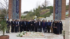 غبارروبی مزار مطهر شهدای گمنام بوستان نهج‌البلاغه با حضور کارکنان شرکت ساتکاب